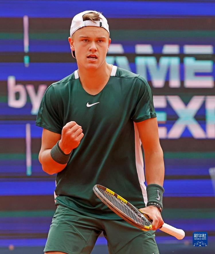 随着足球世 随着足球世