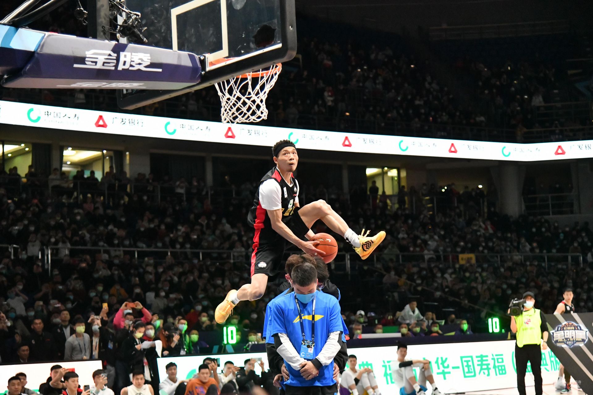 中场球员不 中场球员不